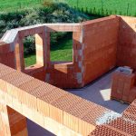 Строительство дома из керамоблоков: преимущества, технологии и советы